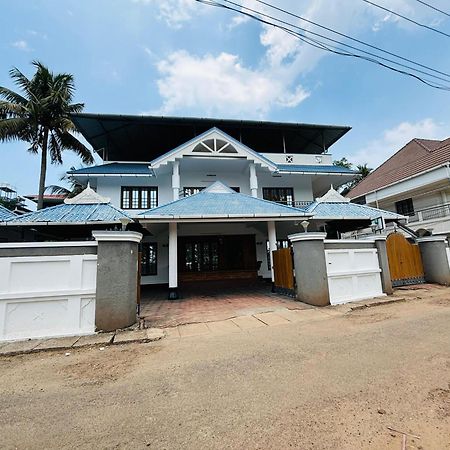 Isha Residency Hotel Kochi Exterior photo