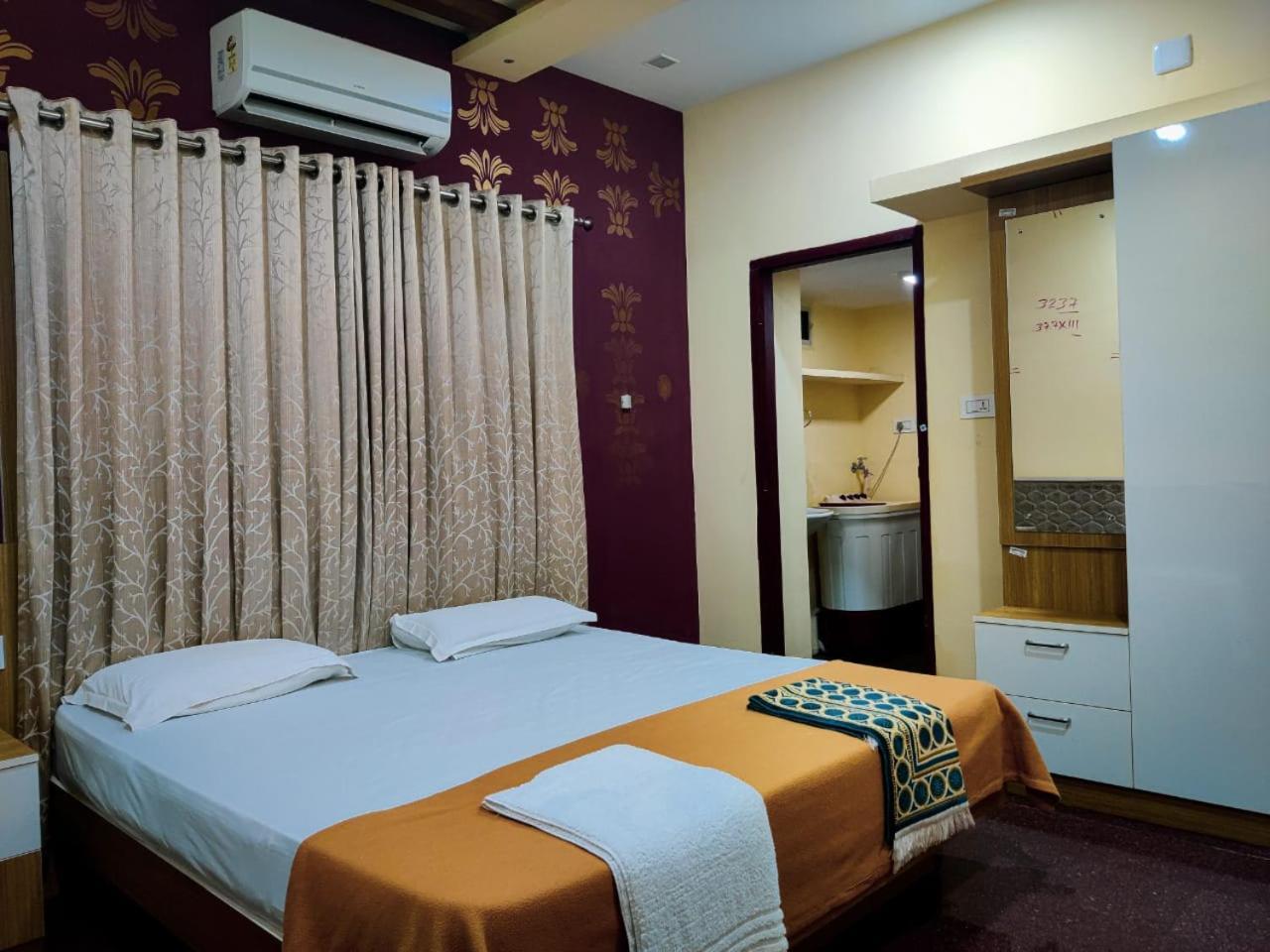 Isha Residency Hotel Kochi Exterior photo