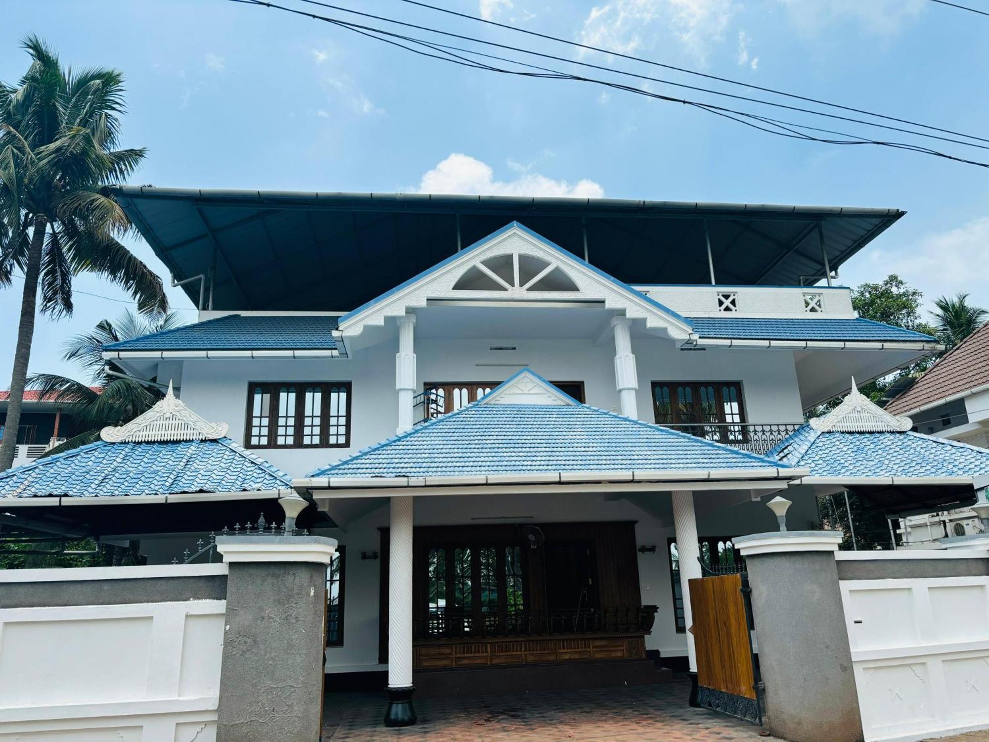 Isha Residency Hotel Kochi Exterior photo